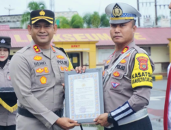 Kapolres Lhokseumawe Berikan Penghargaan Kepada Personel Berprestasi.