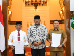 Pj Gubernur Safrizal Serahkan SK Perpanjangan Masa Jabatan Penjabat Bupati Aceh Tamiang dan Aceh Jaya