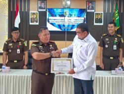 Percepat Sertifikasi Tanah Wakaf, Kakankemenag Aceh Besar Terima Penghargaan dari Kejari