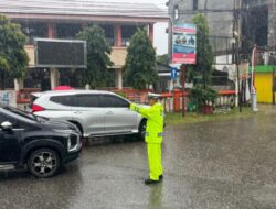 Kondisi hujan, Demi kelancaran arus Lalulintas, Satlantas Polres Aceh Selatan tetap lakukan Strong Point