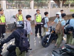 Polisi Amankan Pelajar Bolos Sekolah Saat Nongkrong di Warkop