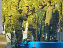 Presiden Prabowo Beri Penghormatan Militer kepada Gubernur Aceh Muzakir Manaf di Parade Senja Magelang