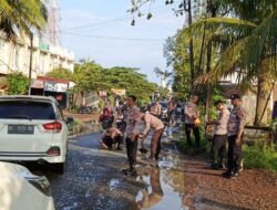 Belum Sebulan Menjabat Kapolsek KBJ AKP Winarto Lakukan Aksi Tambal Jalan Bersama Personel