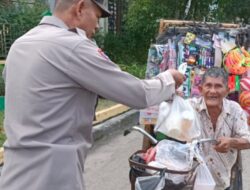 Peduli Sesama di Bulan Suci Sat Binmas Polres Lhokseumawe Bagikan Takjil dan Edukasi Kamtibmas