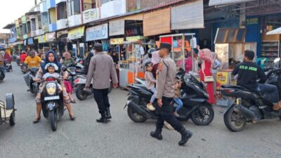 Menjaga Ketertiban Jelang Berbuka Polsek Syamtalira Bayu Atur Lalu Lintas di Pasar Keude Bayu