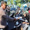 Pengguna Jalan Sambut Positif Pembagian Takjil Oleh Bidhumas Polda Aceh