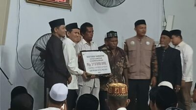 Safari Ramadhan Ke Mesjid Besar Peusangan Bireun, Wagub Serahkan Bantuan Ratusan Juta