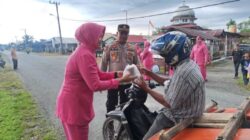 Polsek Bubon dan Bhayangkari Gelar Pembagian Takjil untuk Masyarakat