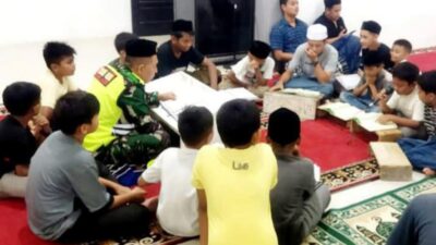 Menyemai Nilai Keislaman, Babinsa Lubuk Gapuy Dampingi Remaja dalam Tadaruz Al-Qur’an