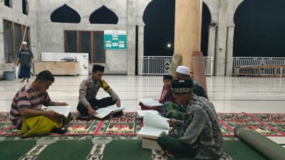 Tingkatkan Ketaqwaan dan Sinergitas, Personil Polsek Labuhanhaji Timur Tadarus bersama warga