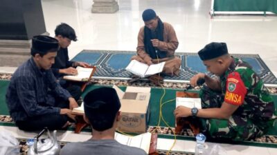Ramadhan Semakin Bermakna, Babinsa Lubuk Gapuy Bimbing Pemuda dalam Tadarus Malam