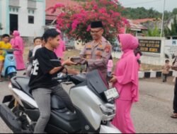 Polsek Meukek dan Bhayangkari Bagikan Takjil kepada Pengguna Jalan di Bulan Ramadhan