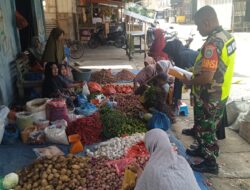Babinsa Turun Ke Pasar Tradisional Setiap Hari Senin Cek Harga Sembako