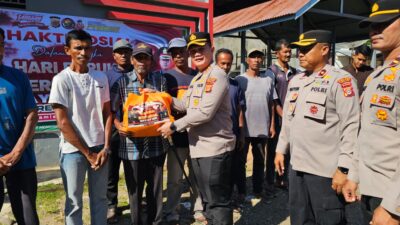 Peringati May Day, Kapolres Pidie Jaya Salurkan Paket Bansos untuk Buruh Bongkar Muat di Bandar Dua